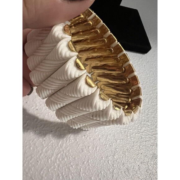 White Mid Century Stretch Expansion Bracelet Textured Acrylic MCM 1.125" Wide - Picture 6 of 9